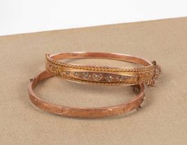 An Edwardian 9ct gold hinged bangle