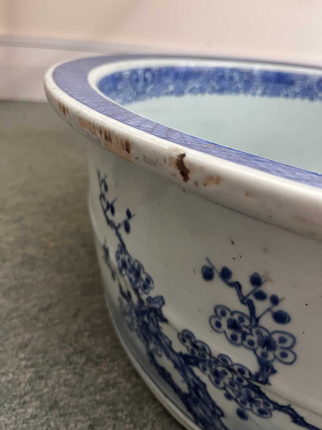 A Chinese blue and white large circular basin - Image 6 of 10