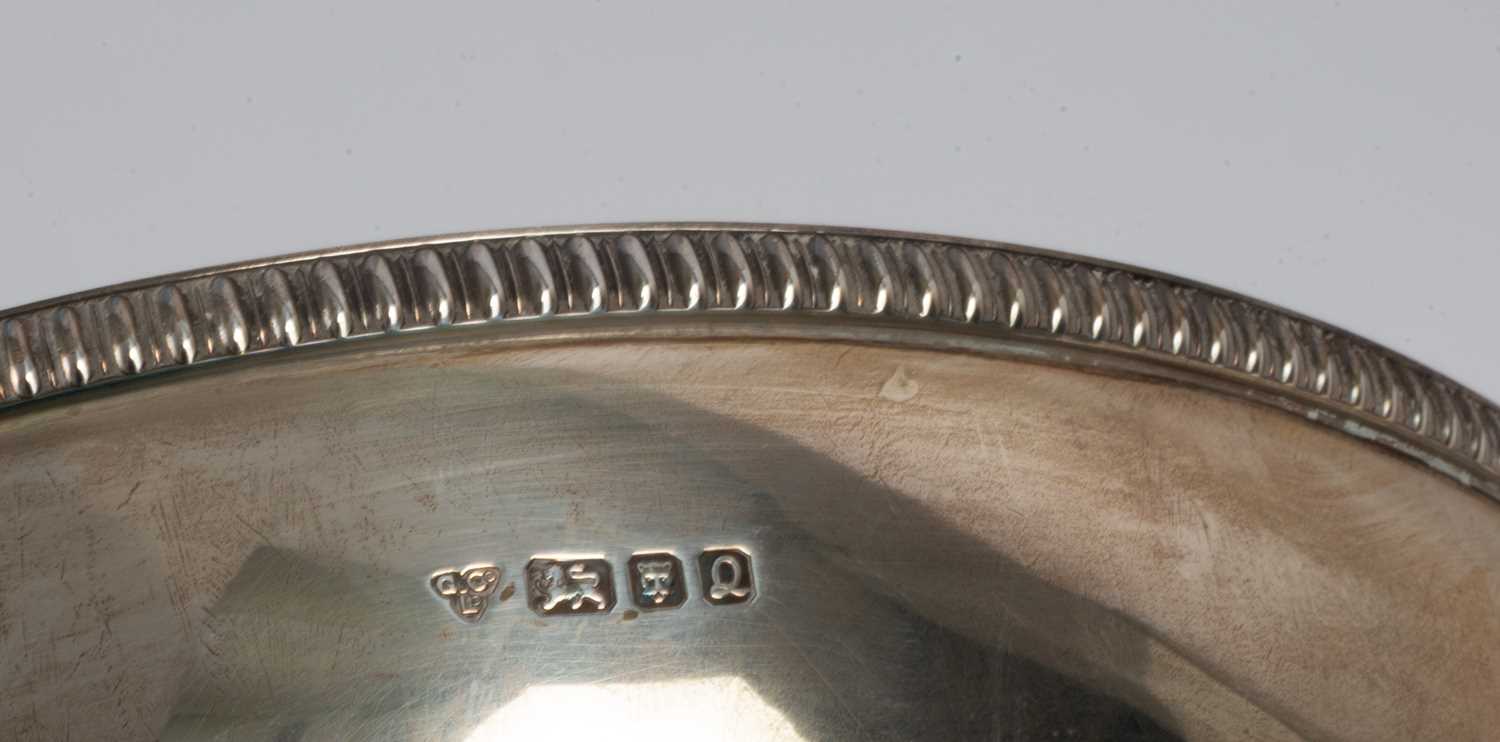 Royal Interest: A commemorative silver bowl - Bild 4 aus 6