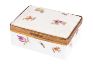 A Meissen porcelain snuff box