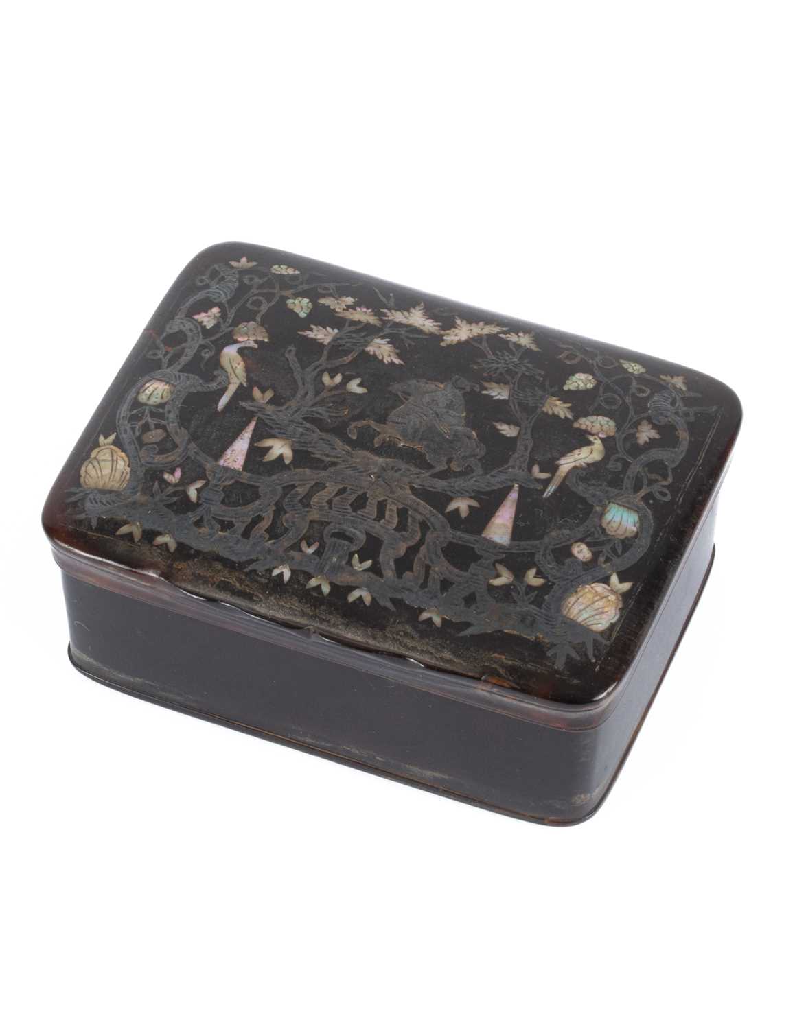 A George III silver and mother-of-pearl inlaid tortoiseshell snuff box - Image 4 of 6