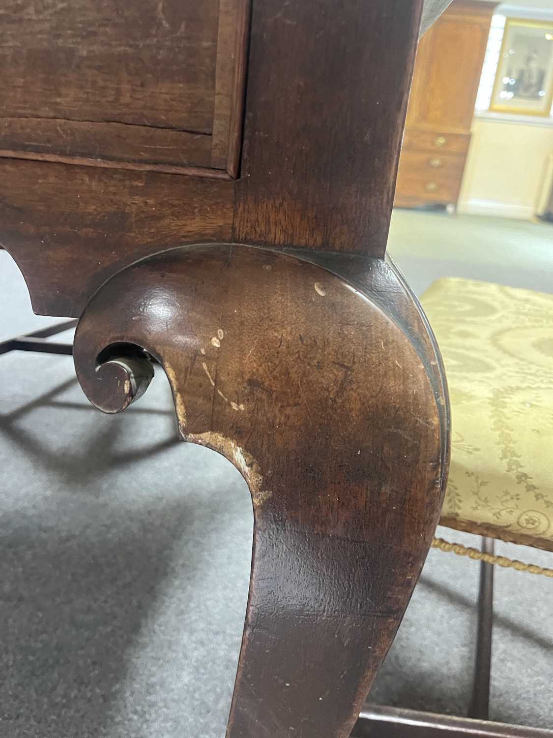 A George II Irish mahogany library table - Image 6 of 23