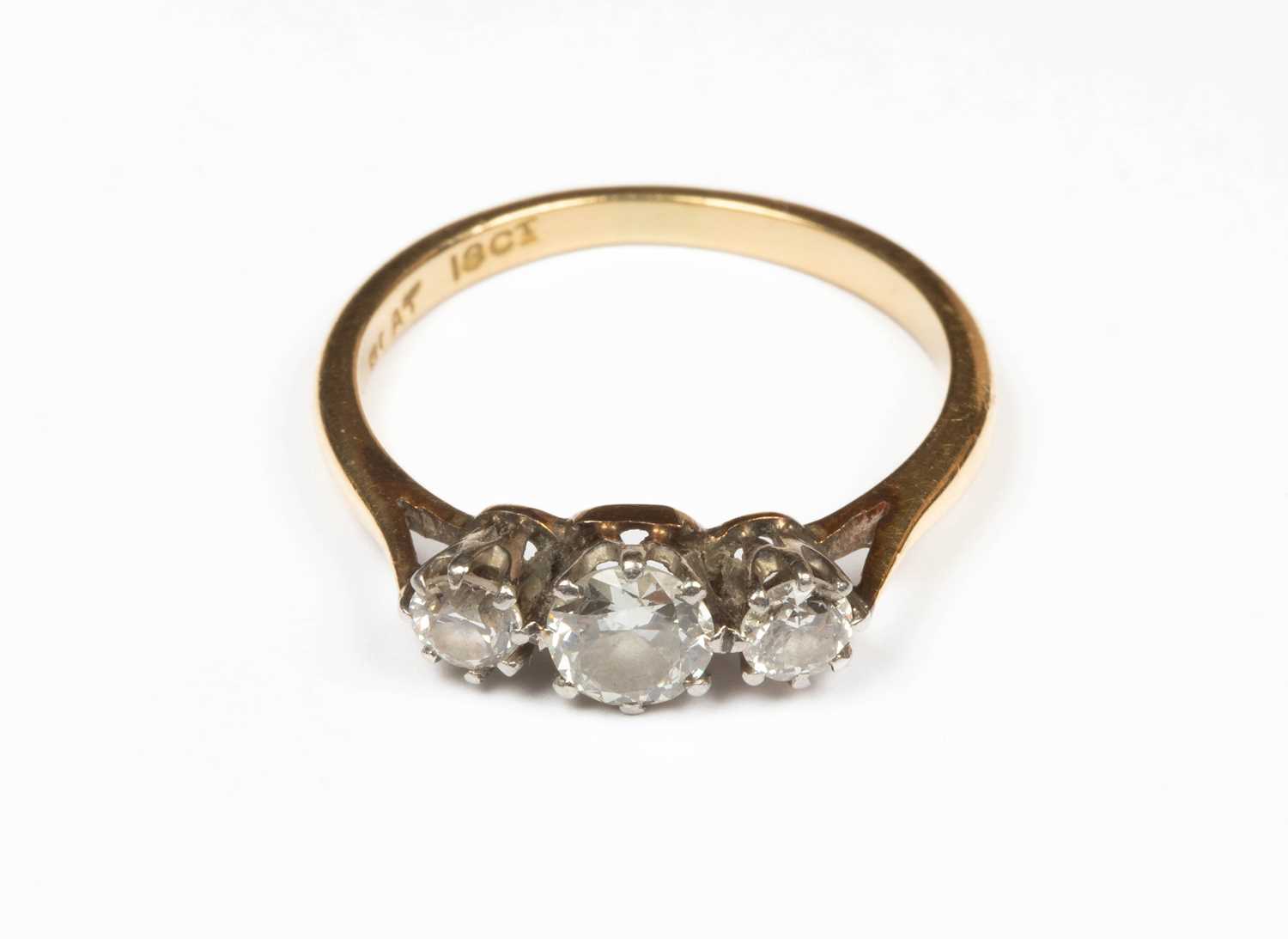 A three-stone diamond ring - Image 3 of 4