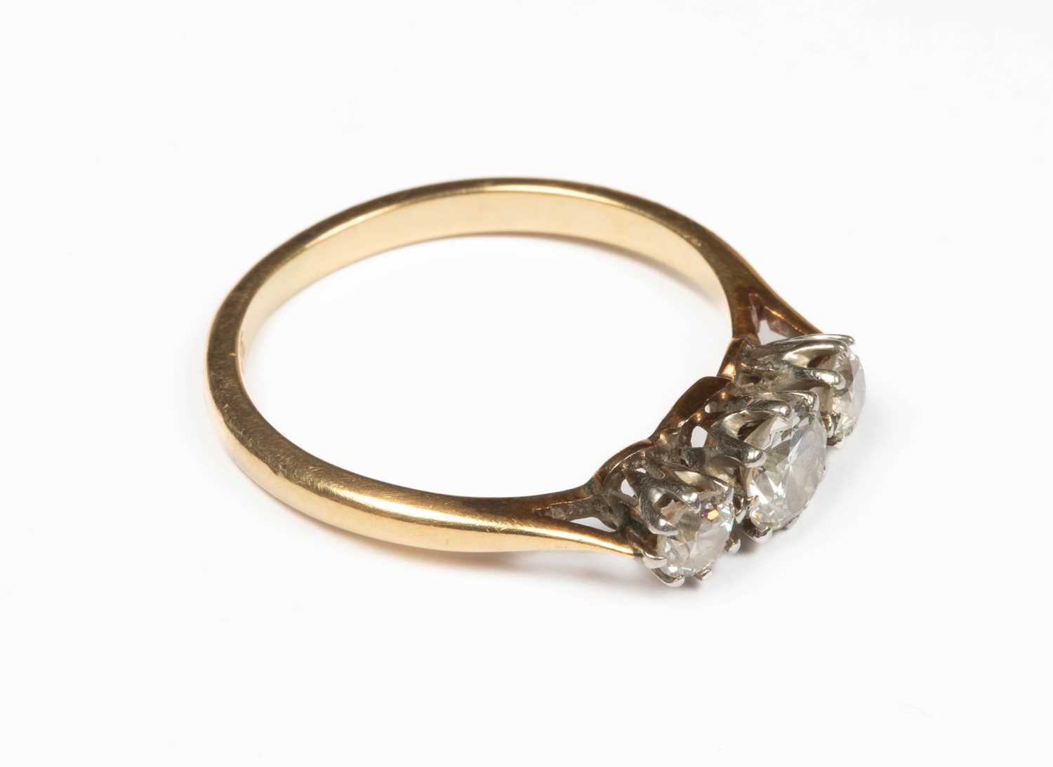 A three-stone diamond ring - Image 2 of 4