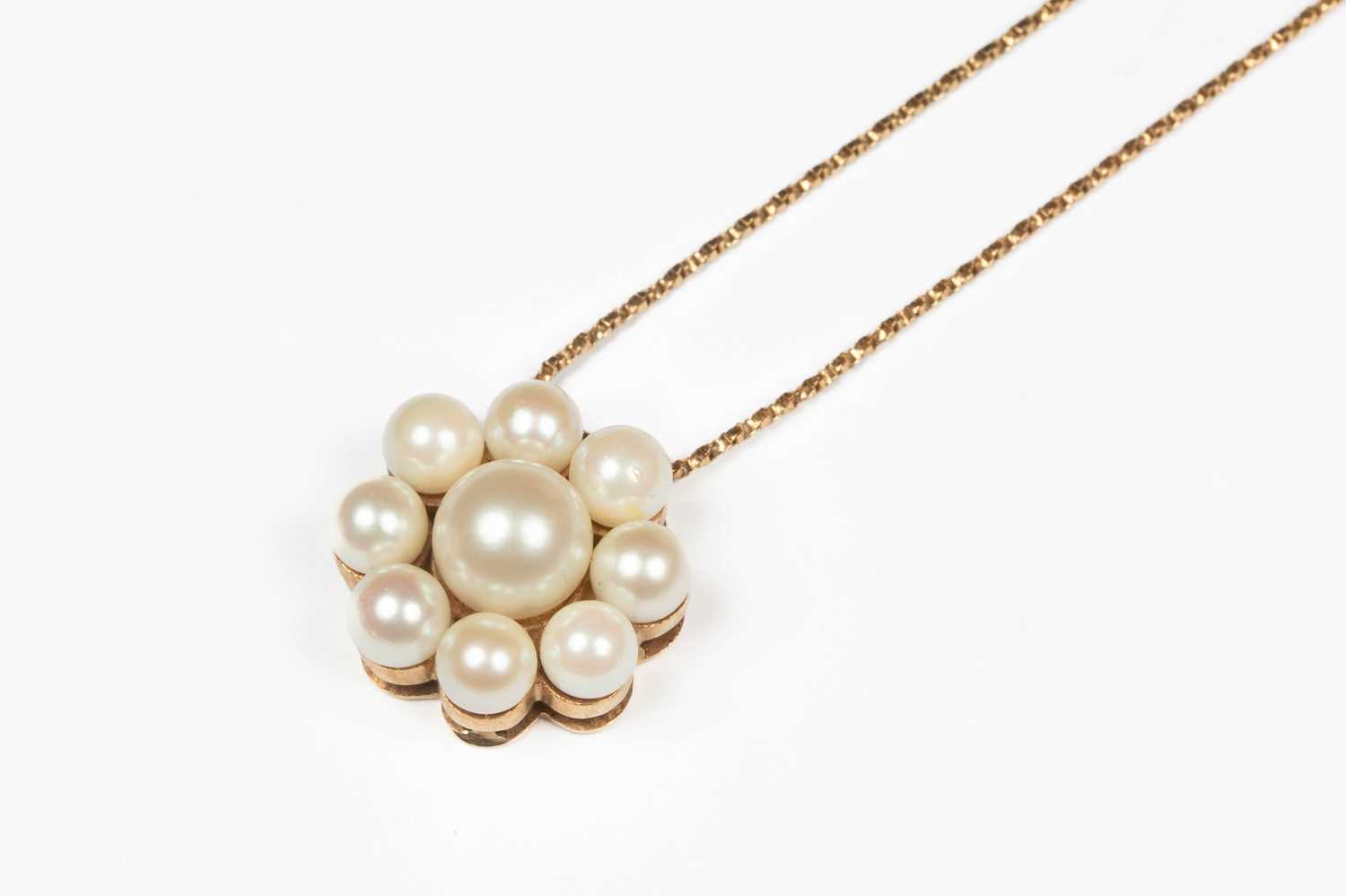 A 9ct gold and cultured pearl pendant necklace - Image 3 of 3