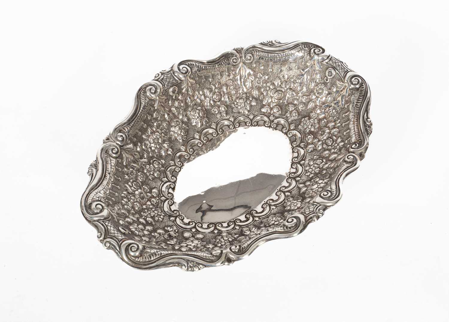 An oval silver dish - Image 2 of 4