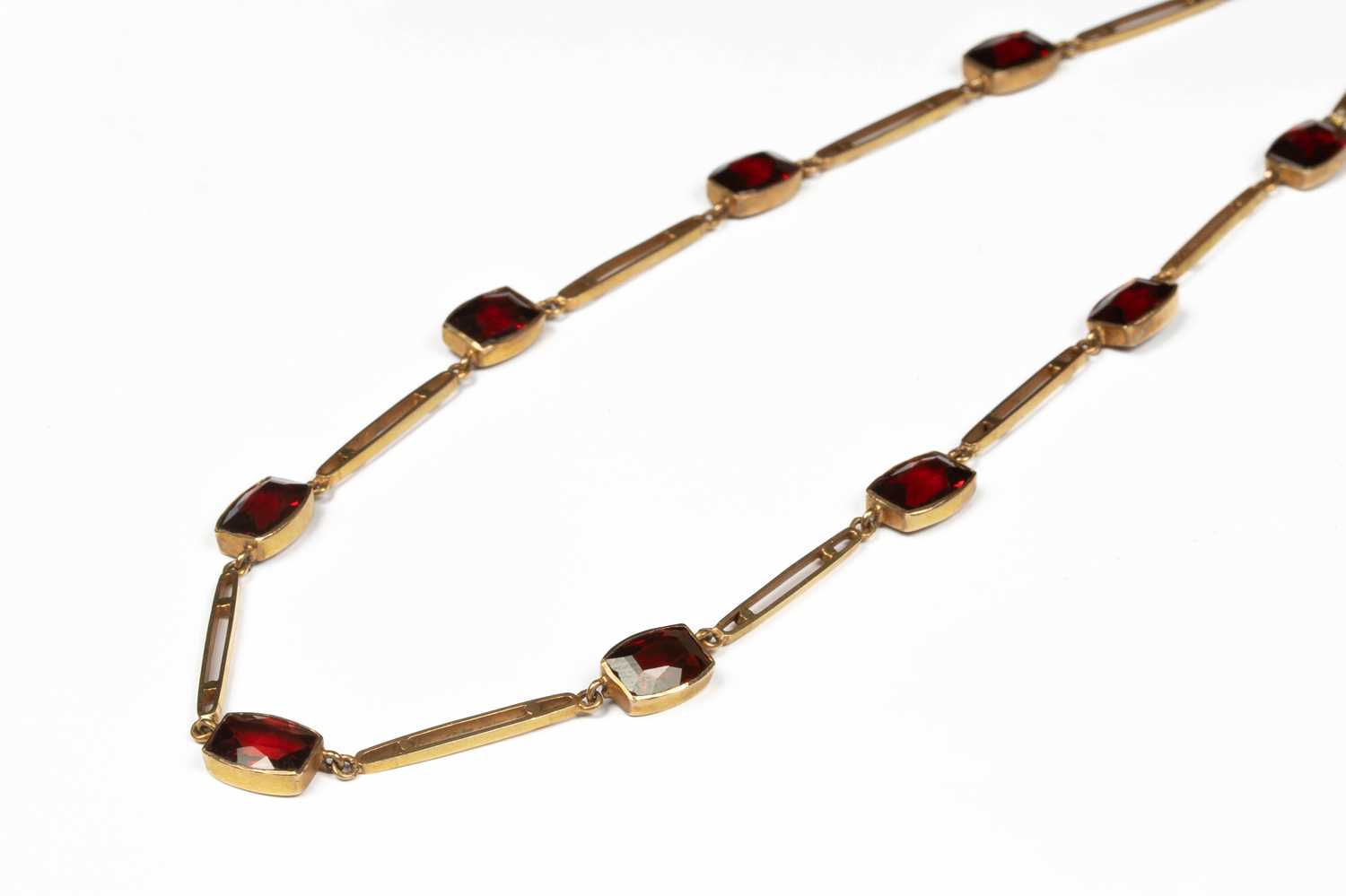 A garnet and 9ct gold necklace - Image 2 of 3