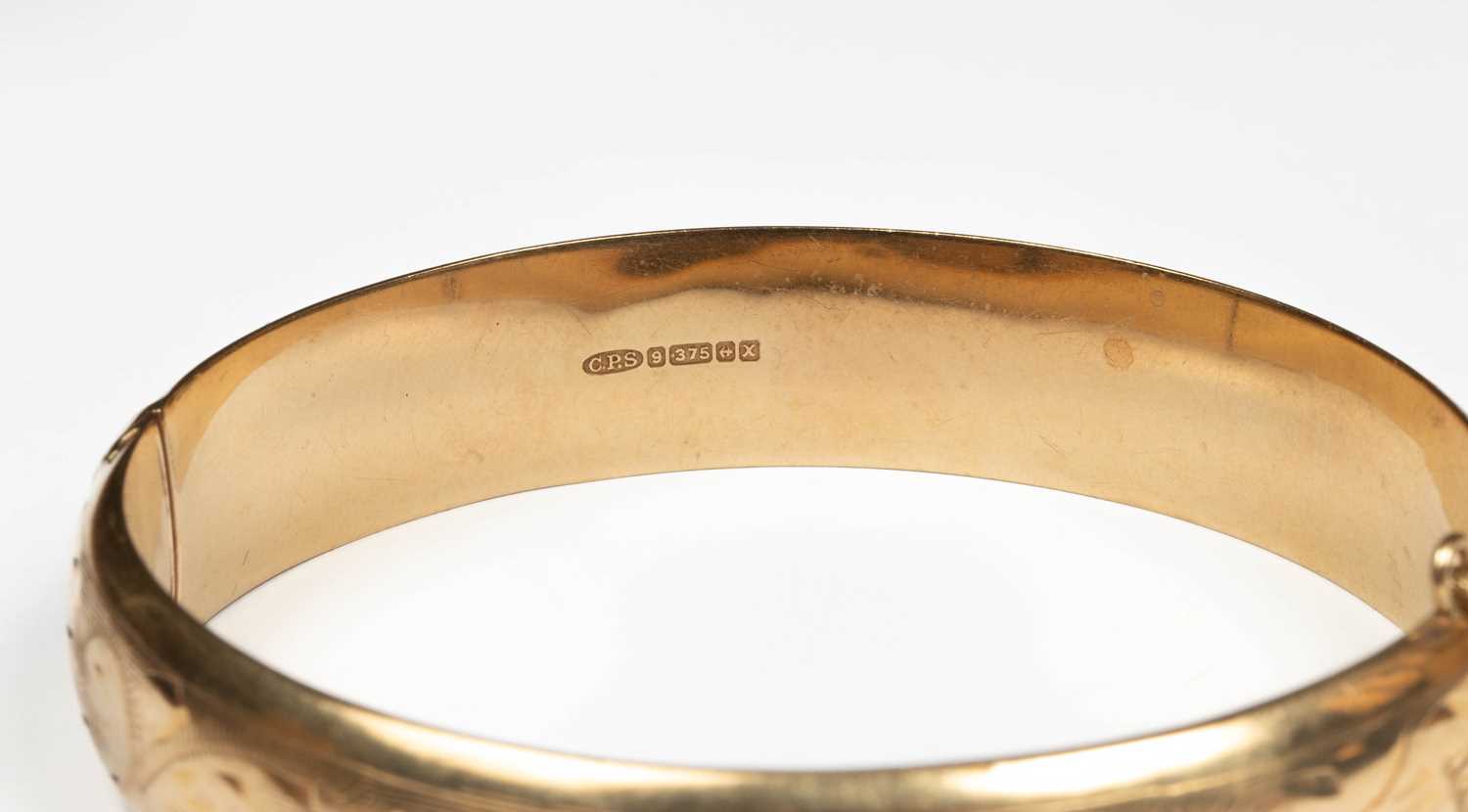 A Victorian 9ct gold hinged bangle - Image 2 of 4