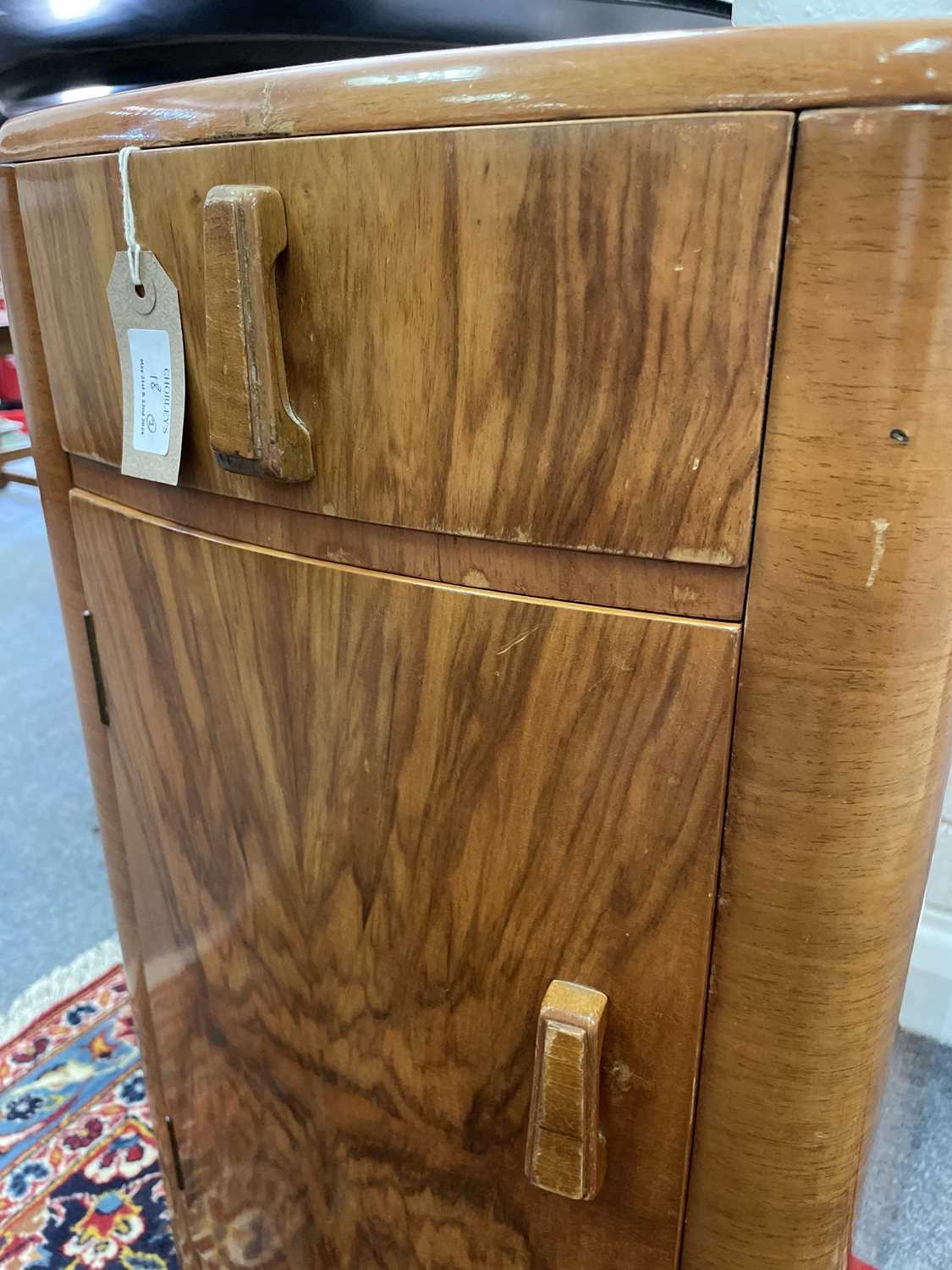 A pair of vintage early 20th Century Art Deco walnut bedside chests - Bild 6 aus 6