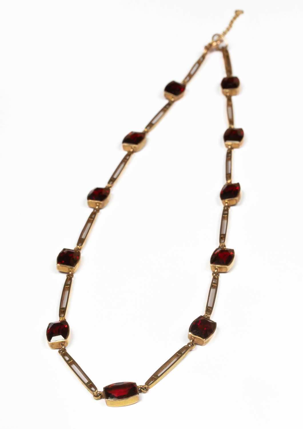 A garnet and 9ct gold necklace - Image 3 of 3