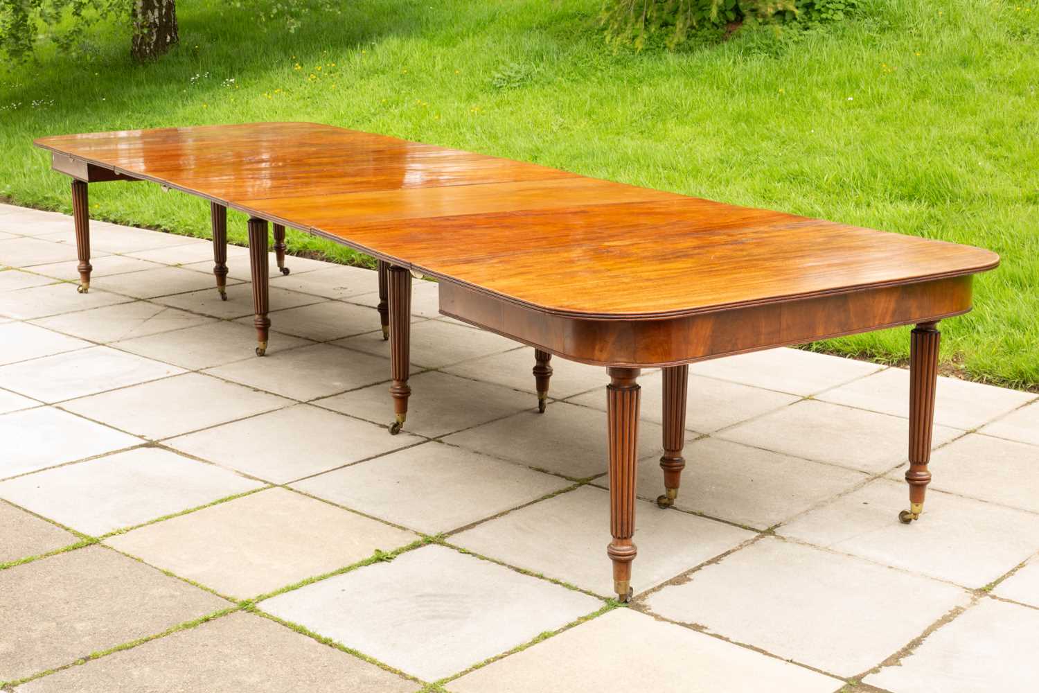 A Regency mahogany extending dining table - Image 2 of 4