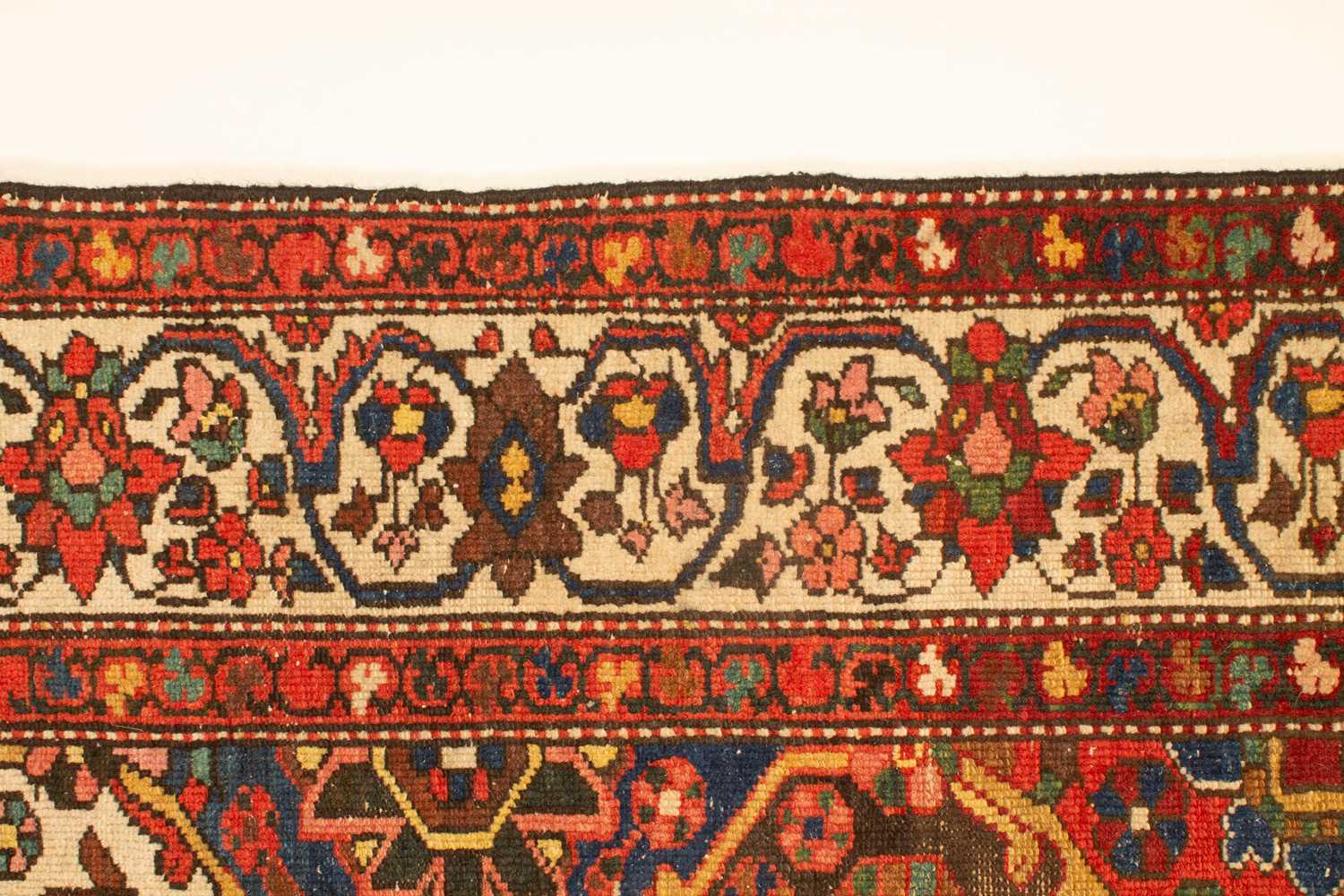 A Bakthiar rug - Bild 2 aus 10