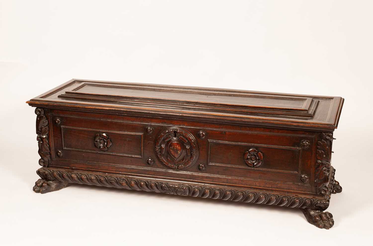 A 17th Century Italian walnut carved and panelled cassone - Bild 2 aus 5