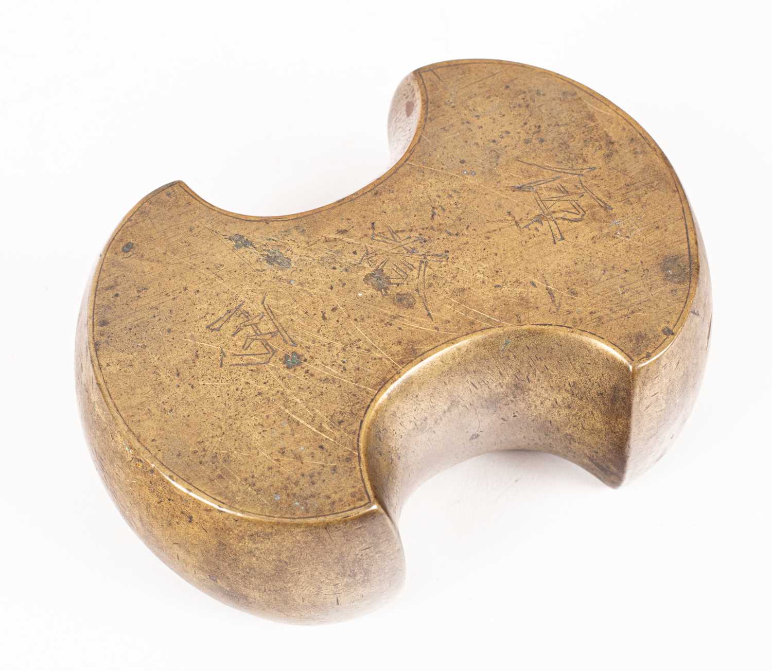 A Chinese bronze scroll weight - Bild 3 aus 5