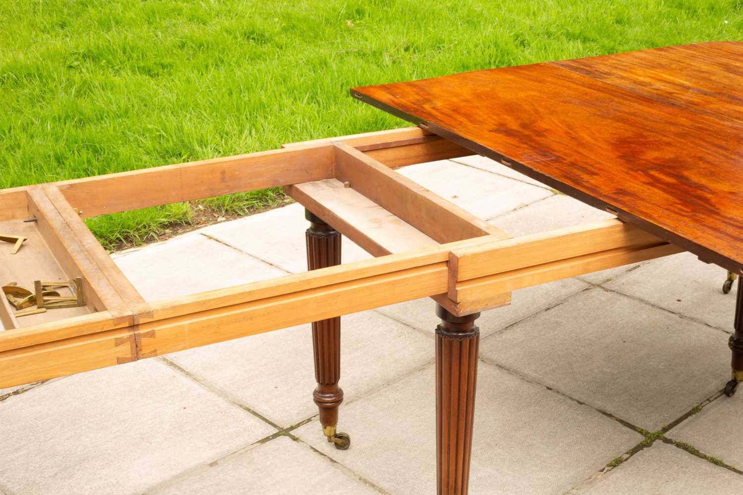 A Regency mahogany extending dining table - Image 4 of 4