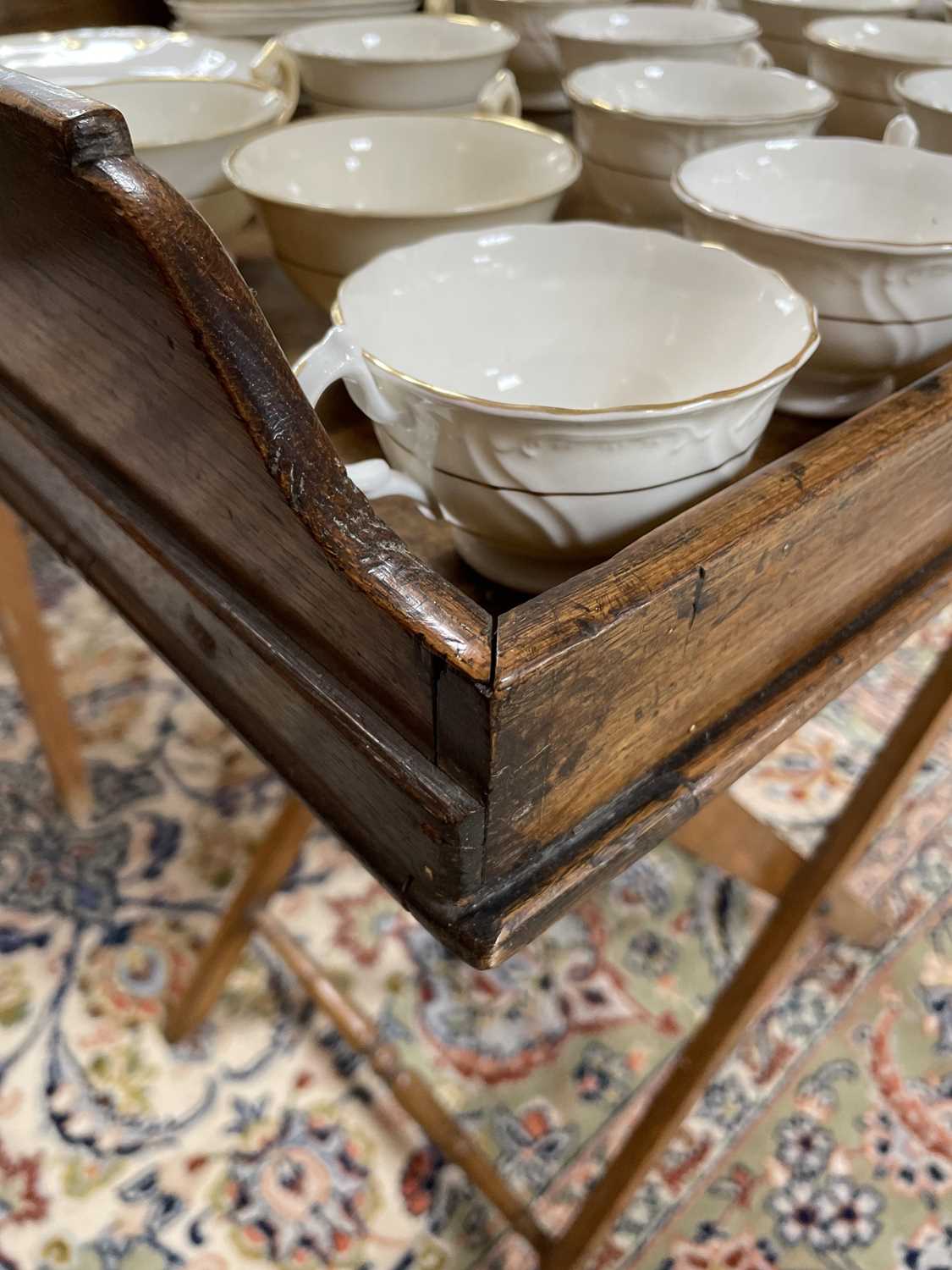 A 19th Century mahogany butler's tray on stand - Bild 3 aus 8