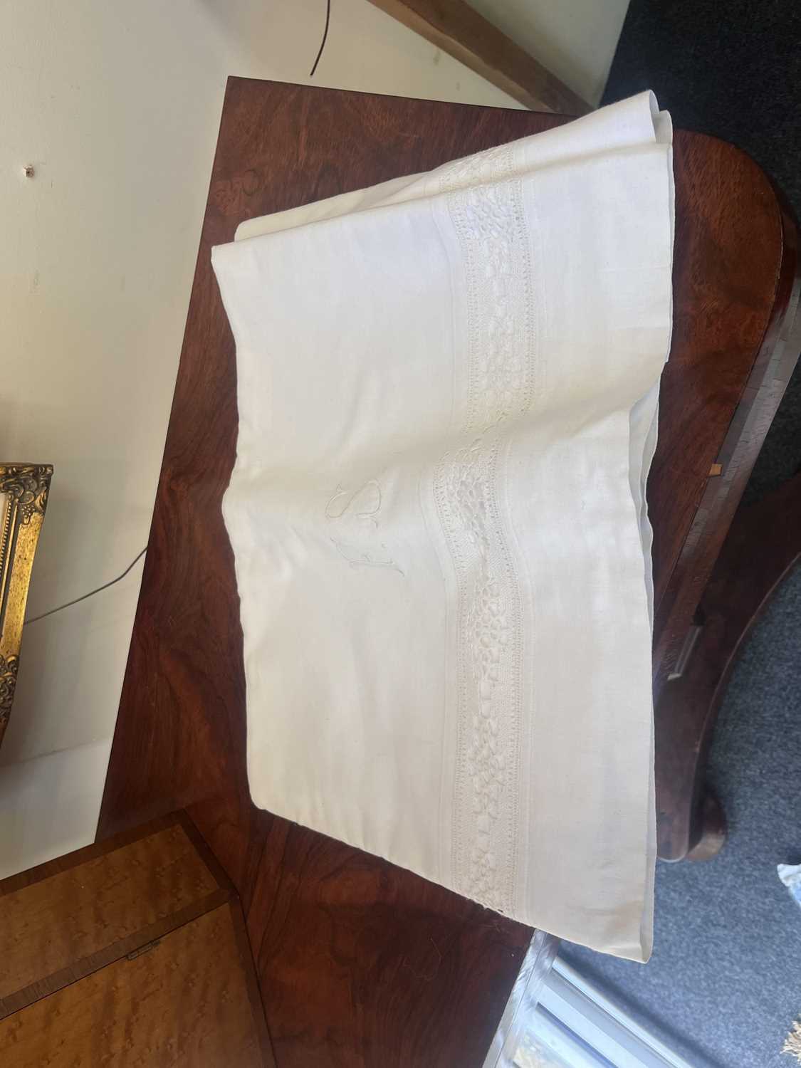 A quantity of linen - Image 11 of 19