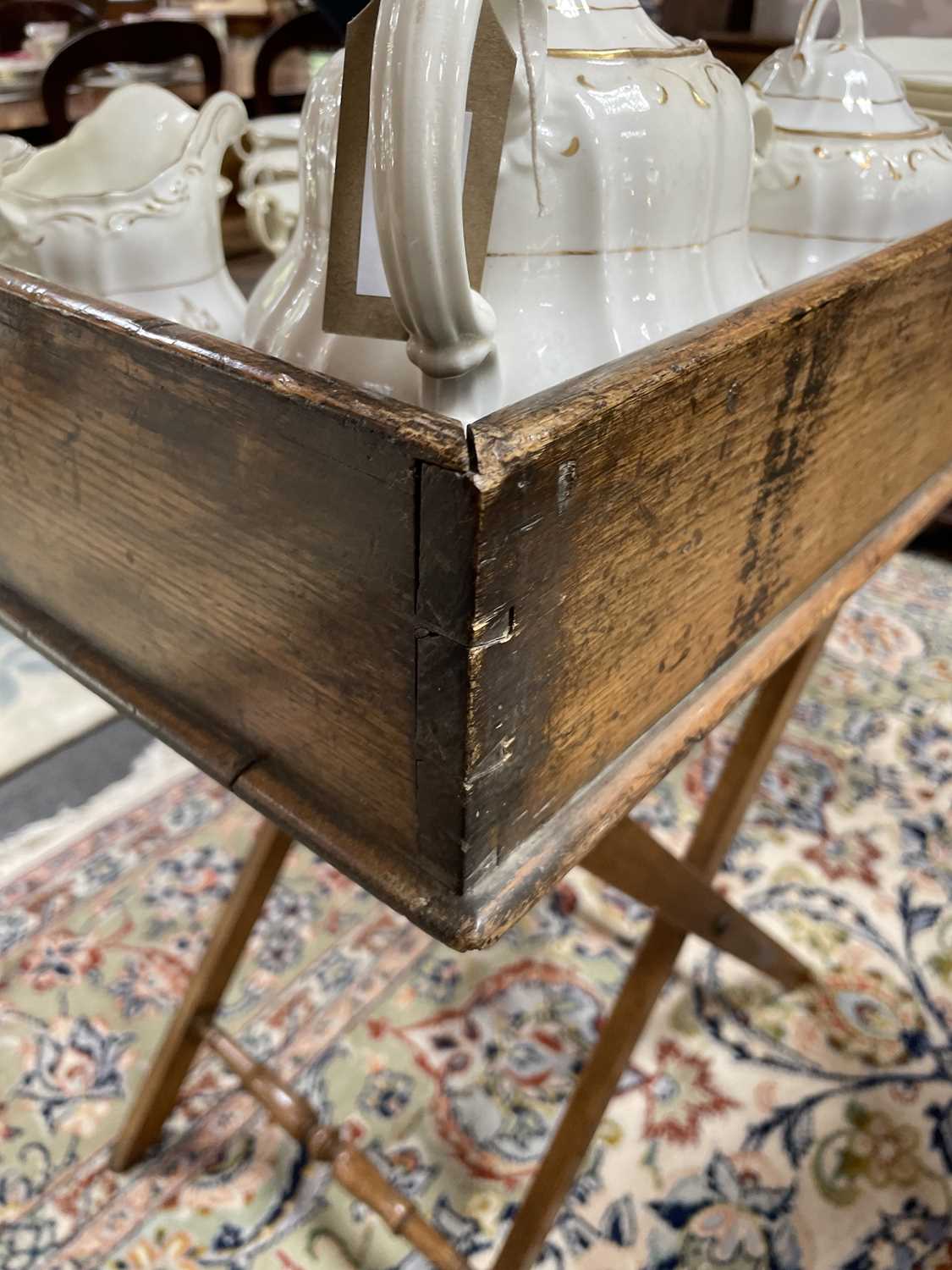 A 19th Century mahogany butler's tray on stand - Bild 5 aus 8