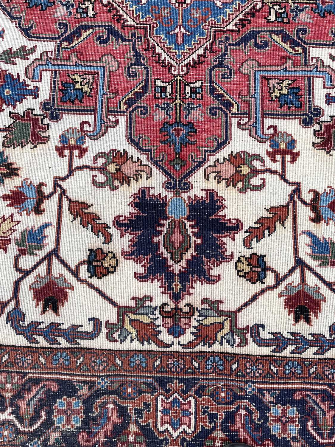 A Heriz rug - Image 8 of 17