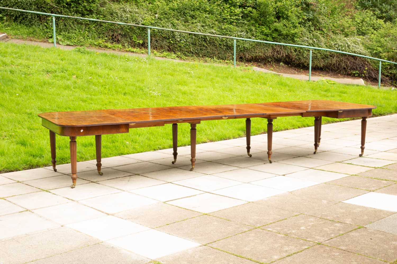 A Regency mahogany extending dining table - Image 3 of 4