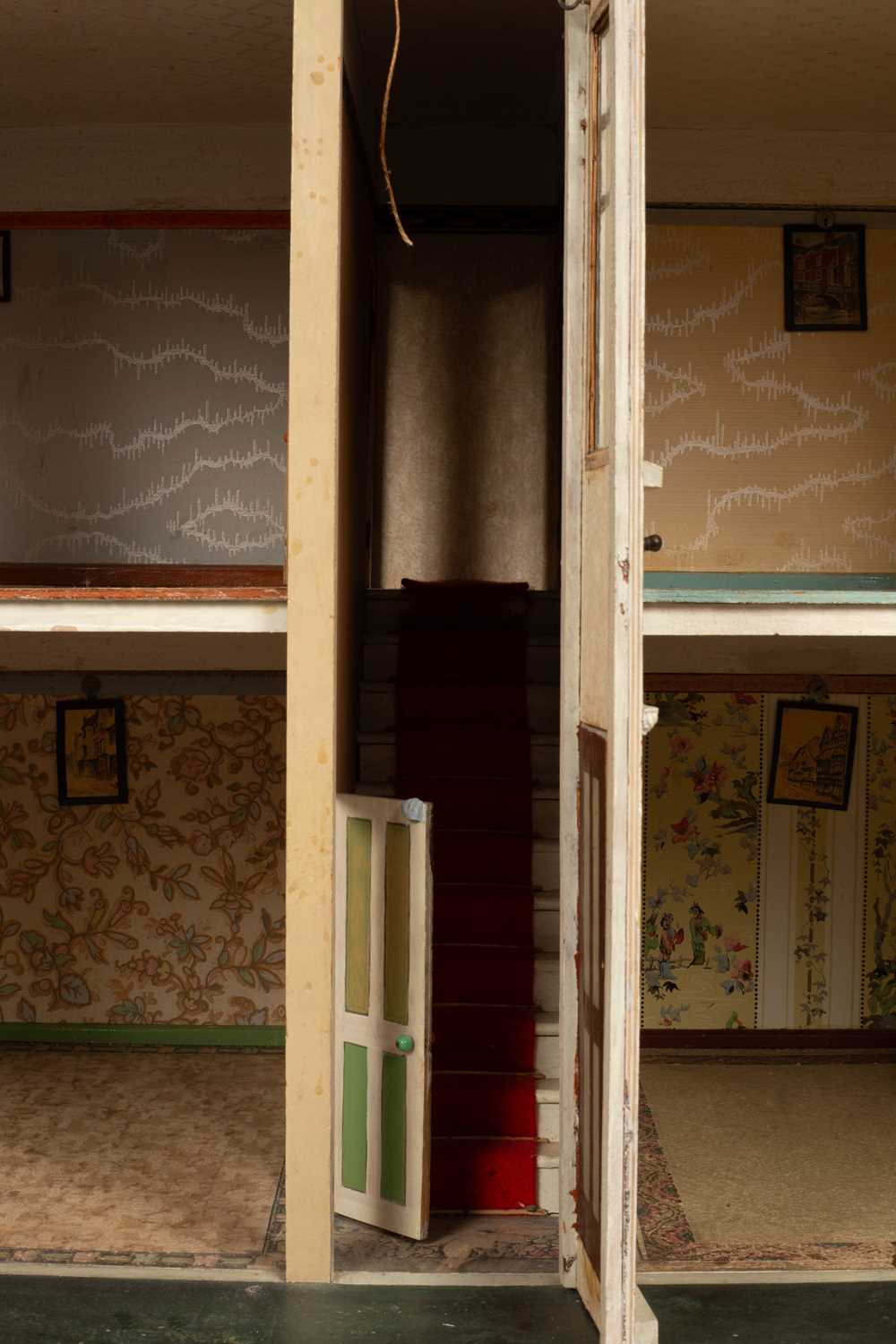 A 1930s doll's house - Image 3 of 8