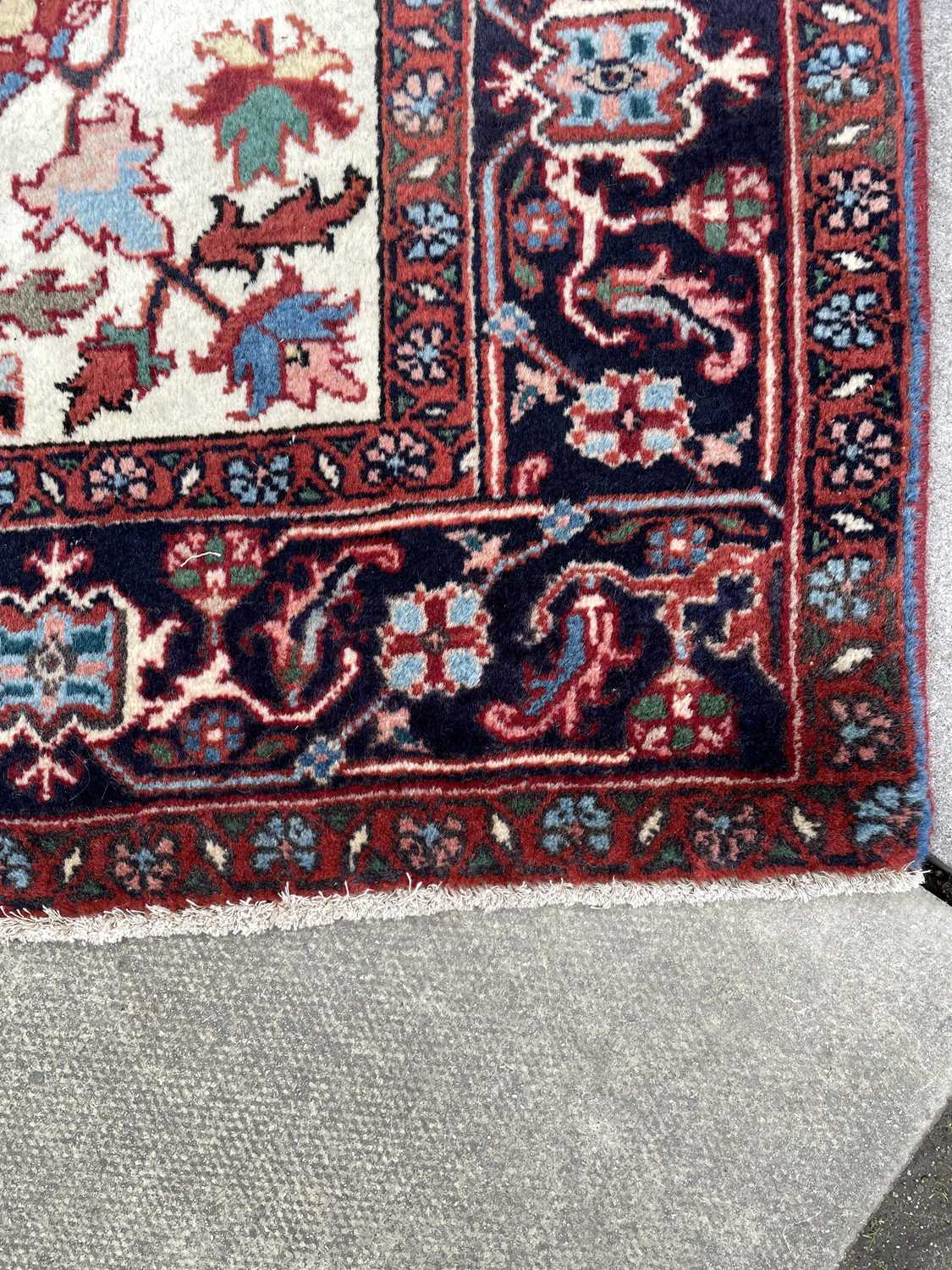 A Heriz rug - Image 14 of 17