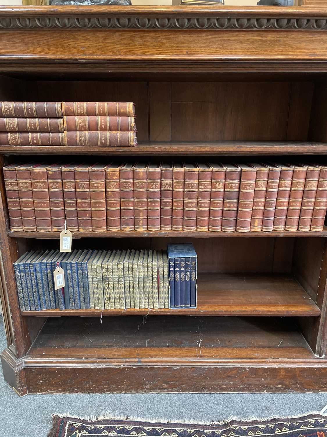 A Victorian oak dwarf bookcase - Image 5 of 9