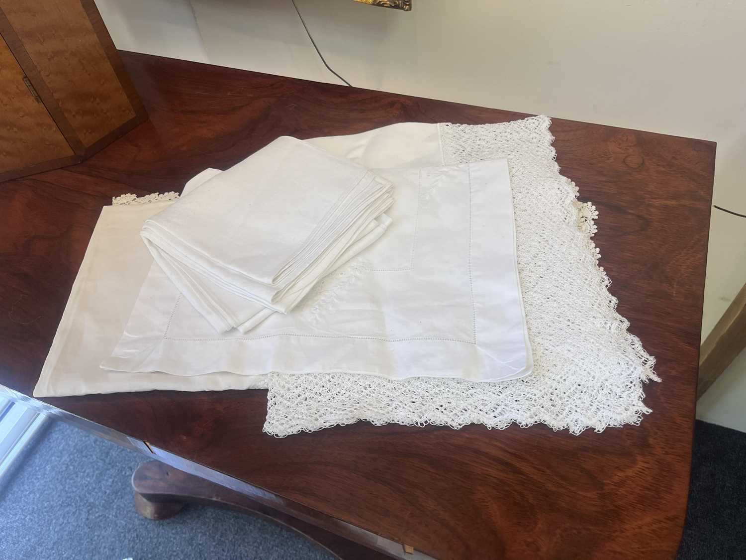 A quantity of linen - Image 15 of 19