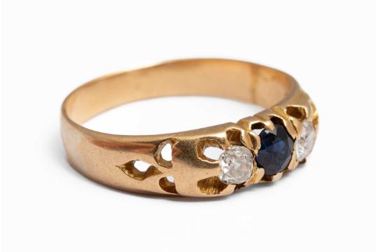 A yellow gold sapphire and diamond three stone ring - Image 2 of 4