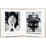 Fotobücher mit Signaturen der Porträtierten - Herlinde Koelbl. Im Schreiben zu Haus.