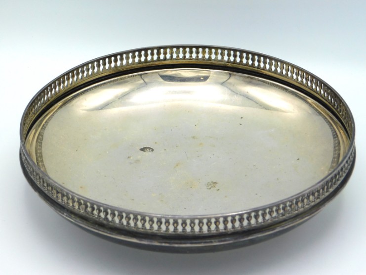 A 1903 Edwardian Sheffield silver fruit bowl by Walker & Hall, 220mm diameter x 55mm high, approx. 4