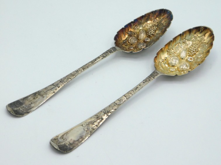 A pair of 1767 George III London silver berry spoons, maker TE, 200mm long, approx. 85g