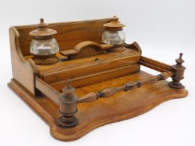 A Victorian walnut desk set with two drawers, 260m