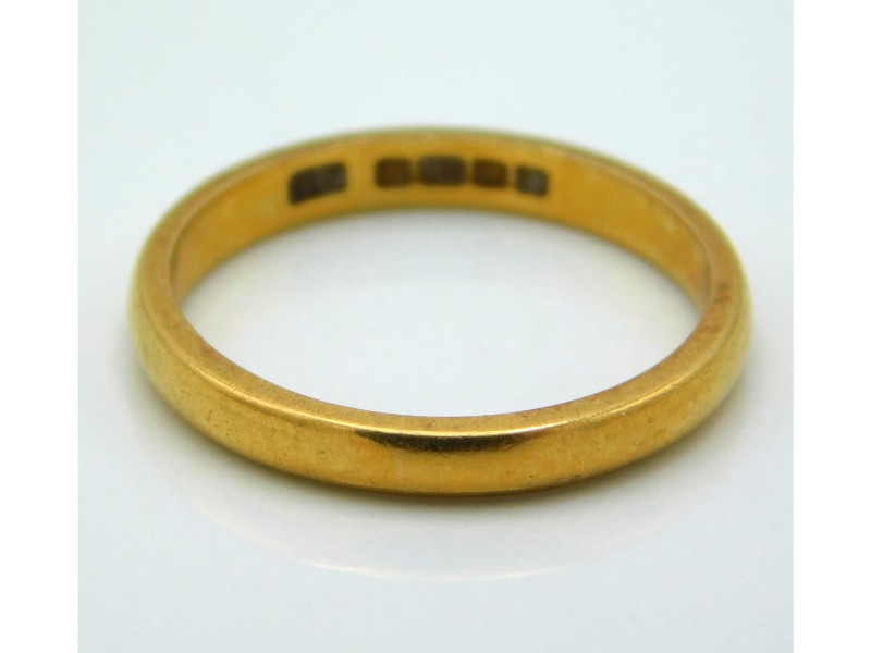 A 22ct gold band, 4g, size P