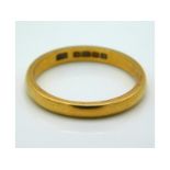 A 22ct gold band, 4g, size P