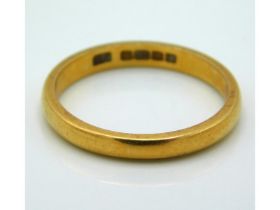 A 22ct gold band, 4g, size P