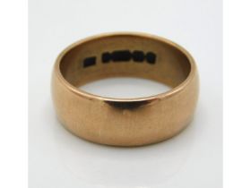 A 9ct gold band, 9g, size S