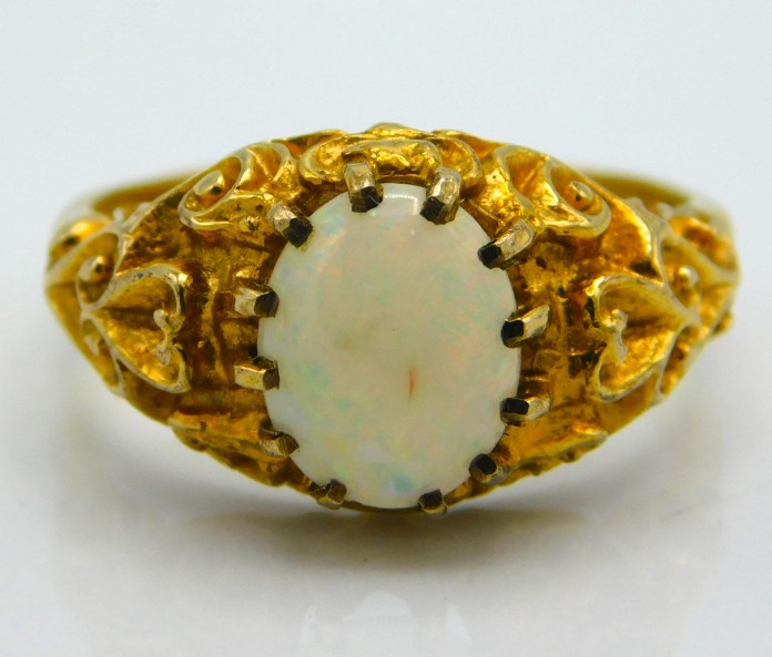 A carved 9ct gold ring set with opal, 4.1g, size N