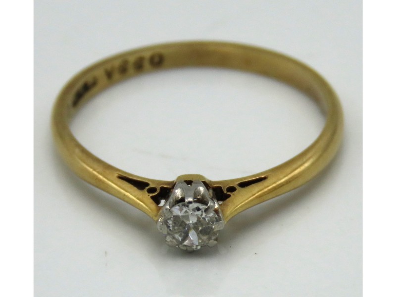 An 18ct gold diamond ring, approx. 0.15ct, 2.1g, s