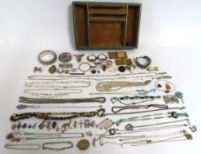 A quantity of vintage & antique costume jewellery