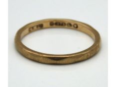 A 9ct gold band, 1.8g, size O