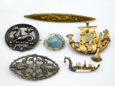 A selection of silver & gilt brooches including si