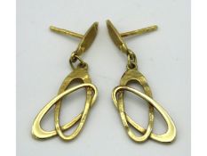 A pair of yellow metal earrings' lacking backs, el