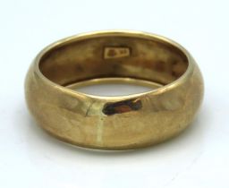 A 9ct gold band, 1.6g, size T/U