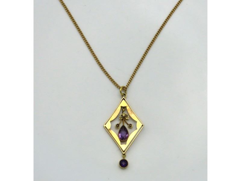A 9ct gold chain & amethyst set pendant, chain 460