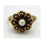 A 9ct gold ring set with garnet & pearl, 3.7g, siz