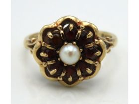 A 9ct gold ring set with garnet & pearl, 3.7g, siz