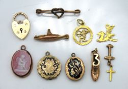 A quantity of mixed items including 9ct gold Sagittarius pendant, padlock, bar brooch a/f & pendant,
