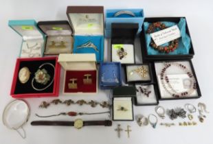 A quantity of costume jewellery items including a