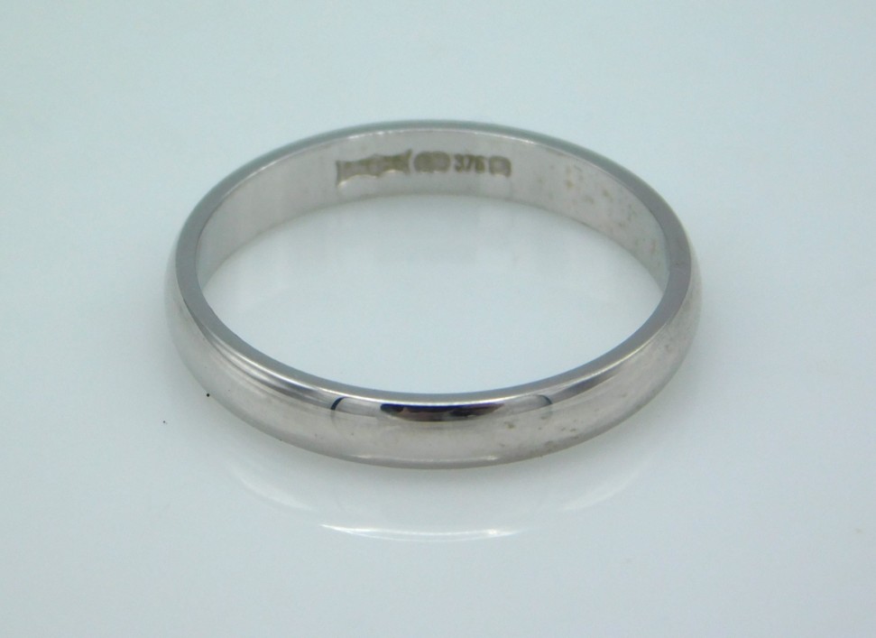 A 9ct white gold ring, 2g size N